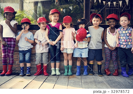 Group of kindergarten kids friends holding magnifying glass for Group of kindergarten kids friends holding magnifying glass for 32978572
