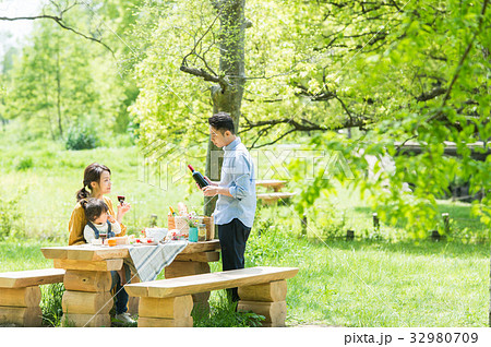ピクニックを楽しむ家族の写真素材 ピクニックを楽しむ家族の写真素材