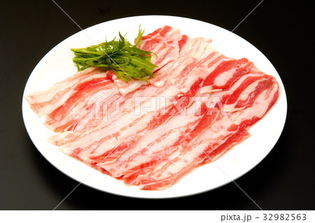 しゃぶしゃぶ用の肉 32982563