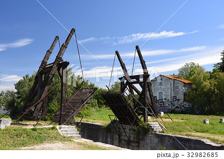 ゴッホの跳ね橋 32982685