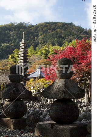 化野念仏寺の紅葉 32982820