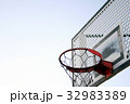 屋外のバスケットゴール 32983389