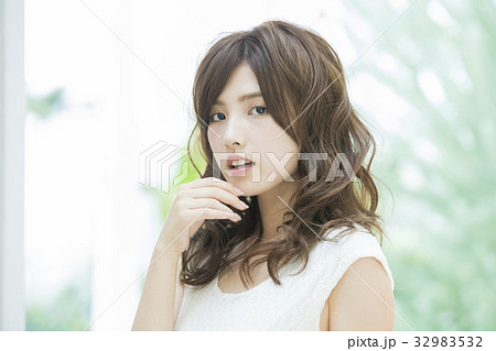 若い女性 32983532