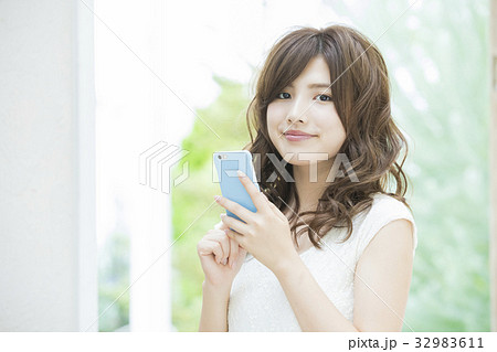 スマホを見る女性の写真素材