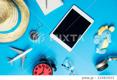 Blank tablet screen with travel toys and objects Blank tablet screen with travel toys and objects 32983933