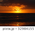 黒い海とオレンジの夕日1 32984155