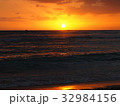 黒い海とオレンジの夕日2 32984156