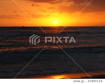 黒い海とオレンジの夕日2 32984156