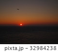 黒い海と飛行機 32984238