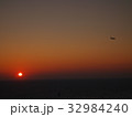 夕日と飛行機 32984240