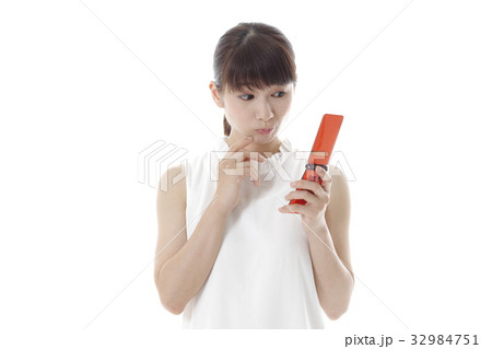 ガラケーを使う若い女性 32984751
