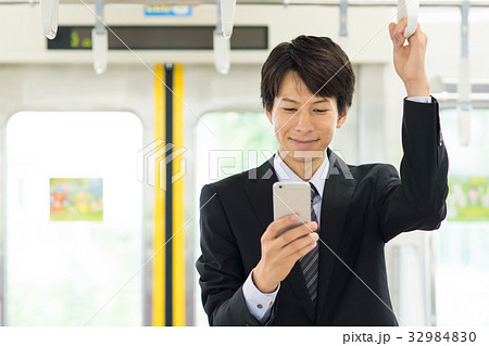ビジネスマン(スマホ・電車) 撮影協力「京王電鉄株式会社」 ビジネスマン(スマホ・電車) 撮影協力「京王電鉄株式会社」 32984830