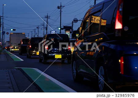 夕暮れの交通渋滞 幹線道路の路側帯と暮れなずむ空 夕暮れの交通渋滞 幹線道路の路側帯と暮れなずむ空 32985976