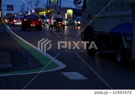 夕暮れの交通渋滞　幹線道路の路側帯　手前にフォーカス c 32985979
