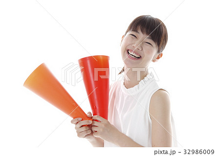 スポーツ観戦の女性イメージ スポーツ観戦の女性イメージ 32986009