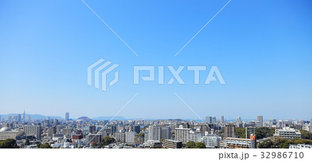 雲ひとつない青空の福岡市都心部と博多湾（玄界灘）１ 32986710