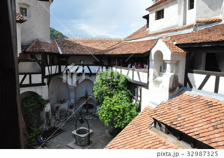 ブラン城中庭 32987325