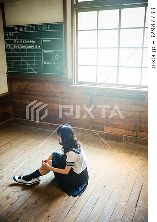 学校　女子高生 32987733