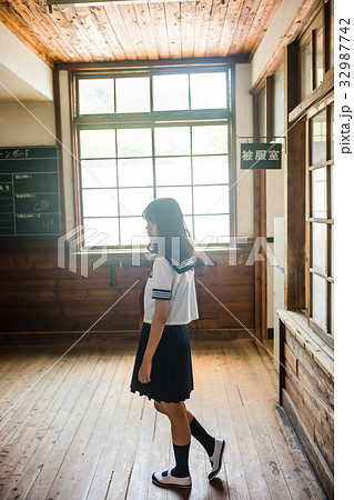 学校　女子高生 32987742