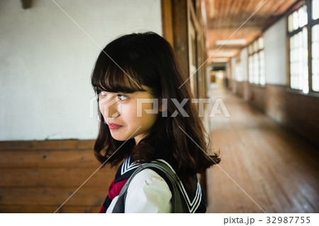学校の廊下 女子高生 学校の廊下 女子高生 32987755