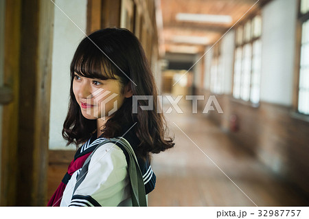 学校の廊下　女子高生 32987757