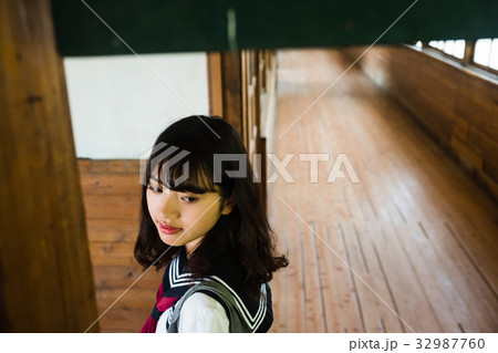 学校の廊下　女子高生 32987760