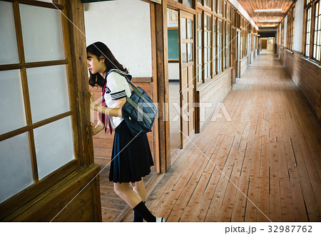 学校の廊下 女子高生の写真素材