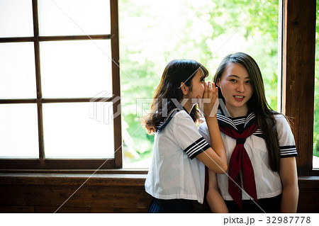 学校 内緒話をする女子高生 学校 内緒話をする女子高生 32987778