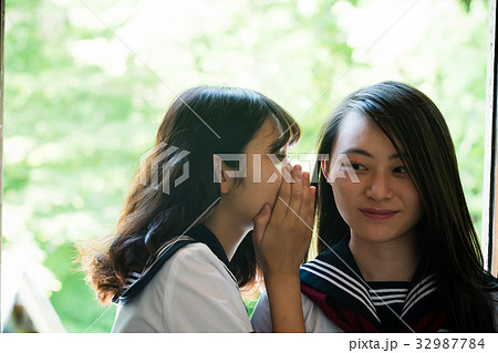 学校 内緒話をする女子高生 学校 内緒話をする女子高生 32987784