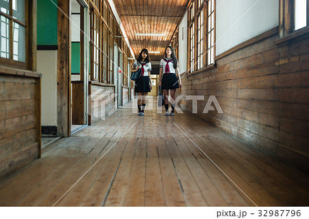 学校の廊下　女子高生 32987796