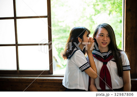 学校 内緒話をする女子高生 学校 内緒話をする女子高生 32987806