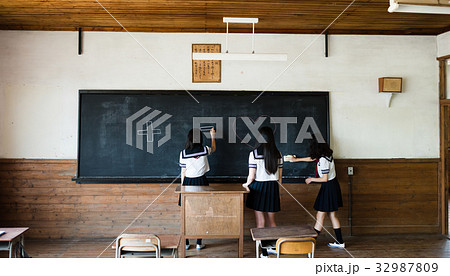 黒板に書く女子高生 32987809