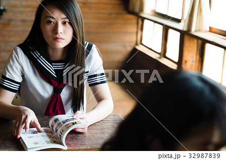 授業中 女子高生の写真素材 [32987839] - PIXTA