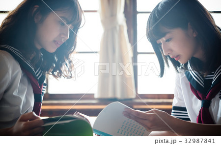 教室　勉強をする女子高生 32987841