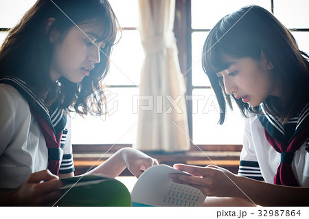 教室 勉強をする女子高生 教室 勉強をする女子高生 32987864