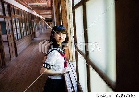 学校の廊下　女子高生 32987867