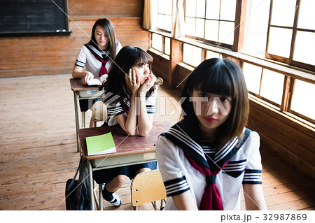 授業中 女子高生 授業中 女子高生 32987869