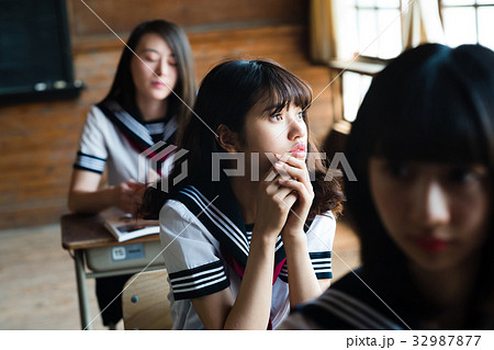 授業中 女子高生の写真素材