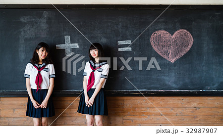 女子高生　恋愛 32987907