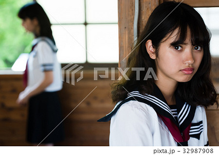 教室　女子高生 32987908