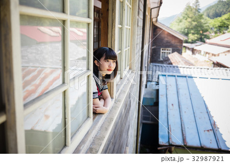 教室 窓から外を眺める女子高生 教室 窓から外を眺める女子高生 32987921