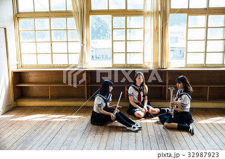 吹奏楽部　女子高生 32987923