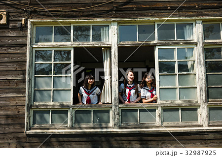 教室　窓から外を眺める女子高生 32987925