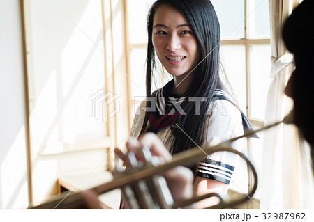 吹奏楽部 女子高生 吹奏楽部 女子高生 32987962