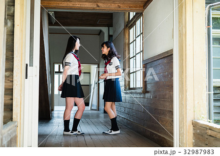 学校の廊下 女子高生の写真素材