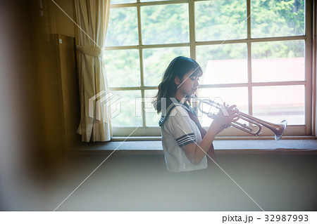吹奏楽部 女子高生の写真素材