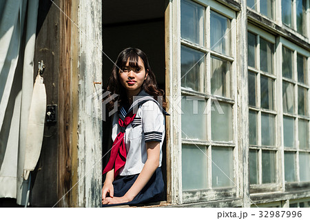 教室 窓から外を眺める女子高生の写真素材