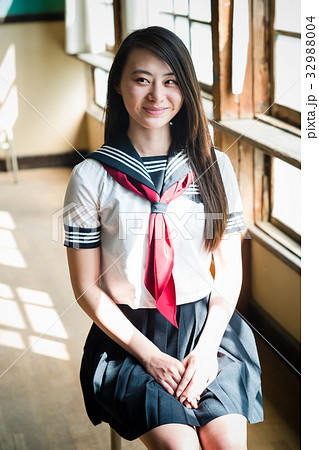 教室 女子高生の写真素材