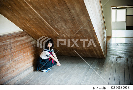 学校の階段　女子高生 32988008