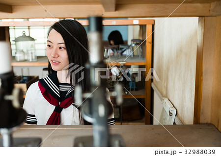 学校　女子高生 32988039